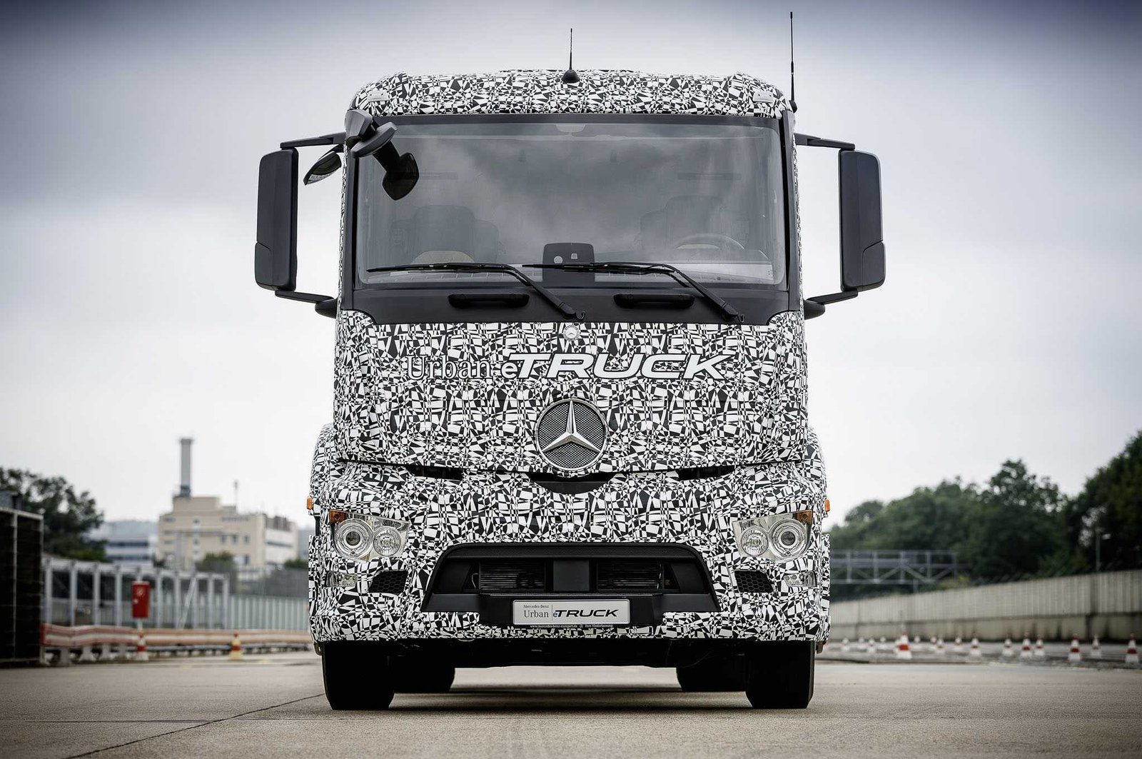 Mercedes Benz Urban eTruck Front